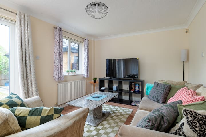 4 Bed | Sleeps 6 | Parking For Vans/cars | Wifi - Milton Keynes
