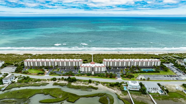 Oceanfront 3br Condo W Pool & Beach Access - ライツビル・ビーチ, NC