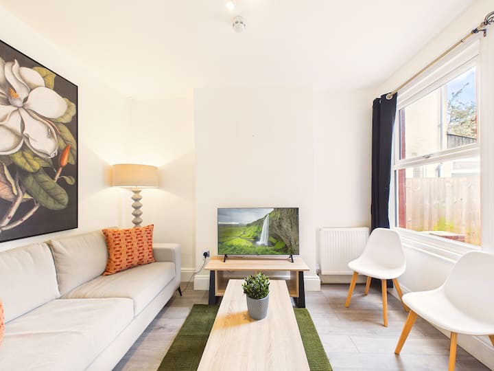 *New* Ridgeway Retreat | Central | Sleeps 7 - Luton