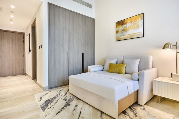 Skyline View Studio W/ Pool & Modern Design - Dubái