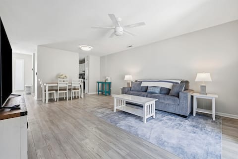 Popular Airbnb listing: Walk to Beach | Golf Cart Rental | Family Getaway in North Myrtle Beach