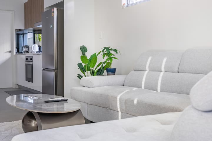 Immaculate And Stylish 3 Queen Beds Modern Home - Perth