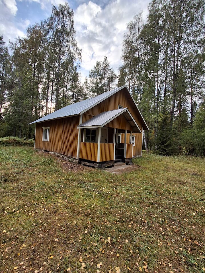 Hirsipiilo Entinen Kansakoulu Luonnonrauhassa - Outokumpu
