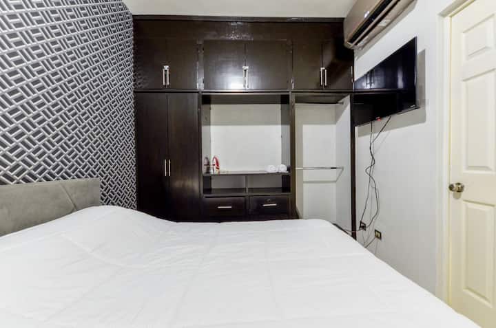 Recámara principal con cama queen para un descanso cómodo, amplio clóset, baño privado, Smart TV y persianas black out que garantizan oscuridad total.