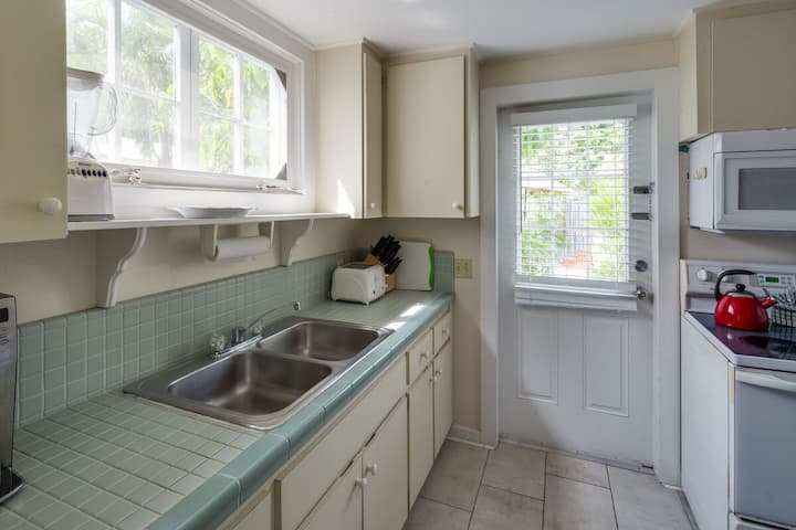 Tranquil 2br Dog Friendly | Hot Tub | Deck - Key West, FL