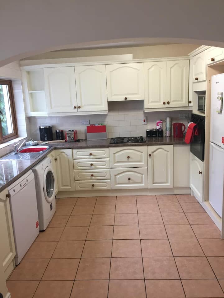 Spacious 5-bed Home Near Salthill & Galway City - County Galway