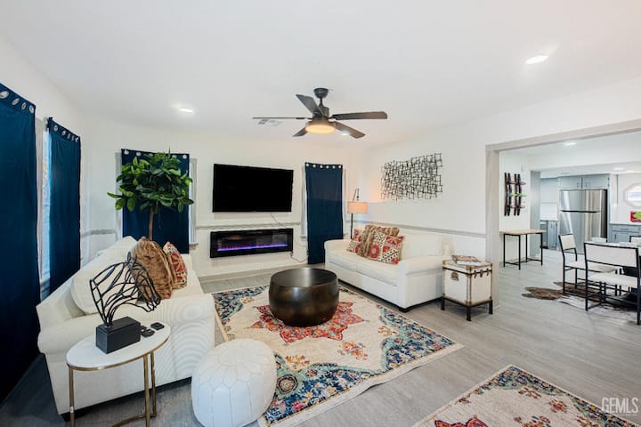 Luxury Stay Near Downtown Bakersfield - Bakersfield, CA