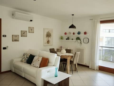 Annuncio Airbnb popolare: Relax by the lake: bright three-room apartment with terrace a Laveno Mombello
