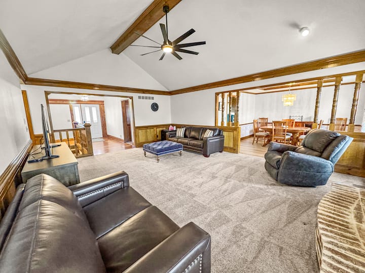Entire House | Sleeps 8 | Near Walking Trail - Olathe, KS