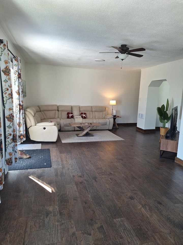 3 Bedroom Oasis Steps Away From Bluewater Park! - Wiarton