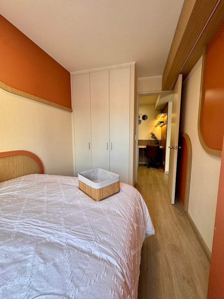 Útulná, moderná izba s pohodlnou posteľou, príjemným dizajnom a vynikajúcim prirodzeným osvetlením. Ponúka veľkú skriňu, elegantný interiér a výhľad na mesto. Ideálne na štýlový oddych v praktickom a dobre rozvrhnutom priestore.