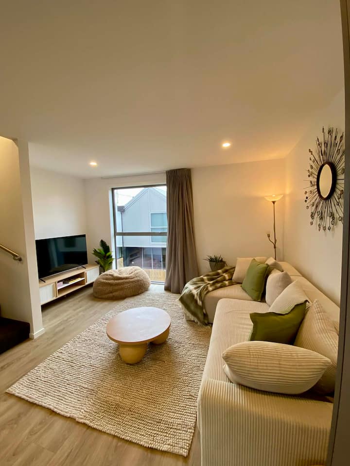 Modern 3-level Stay: Free Parking & Close To Shops - Dunedin