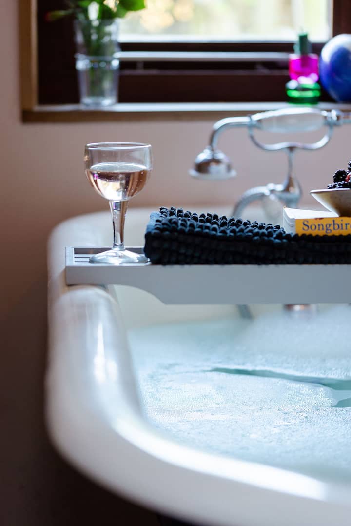 Charming Cottage Retreat · Roll-top Bath · Garden - Deal