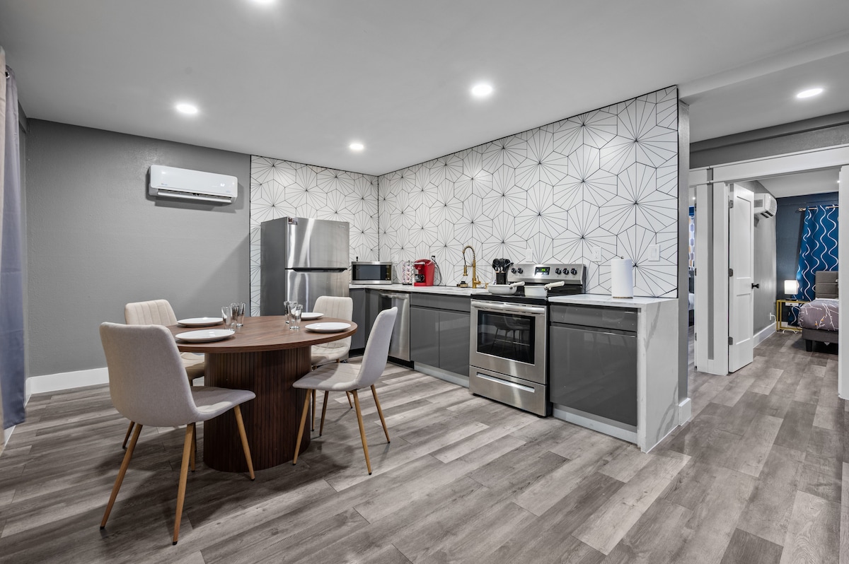 Relaxing 2BR Stay in Prime Location | Free Parking - Flats for Rent in ...