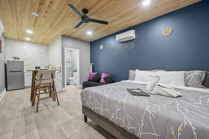 Poolside Studio | Near Galleria | King Bed • Wi-fi - Houston, TX