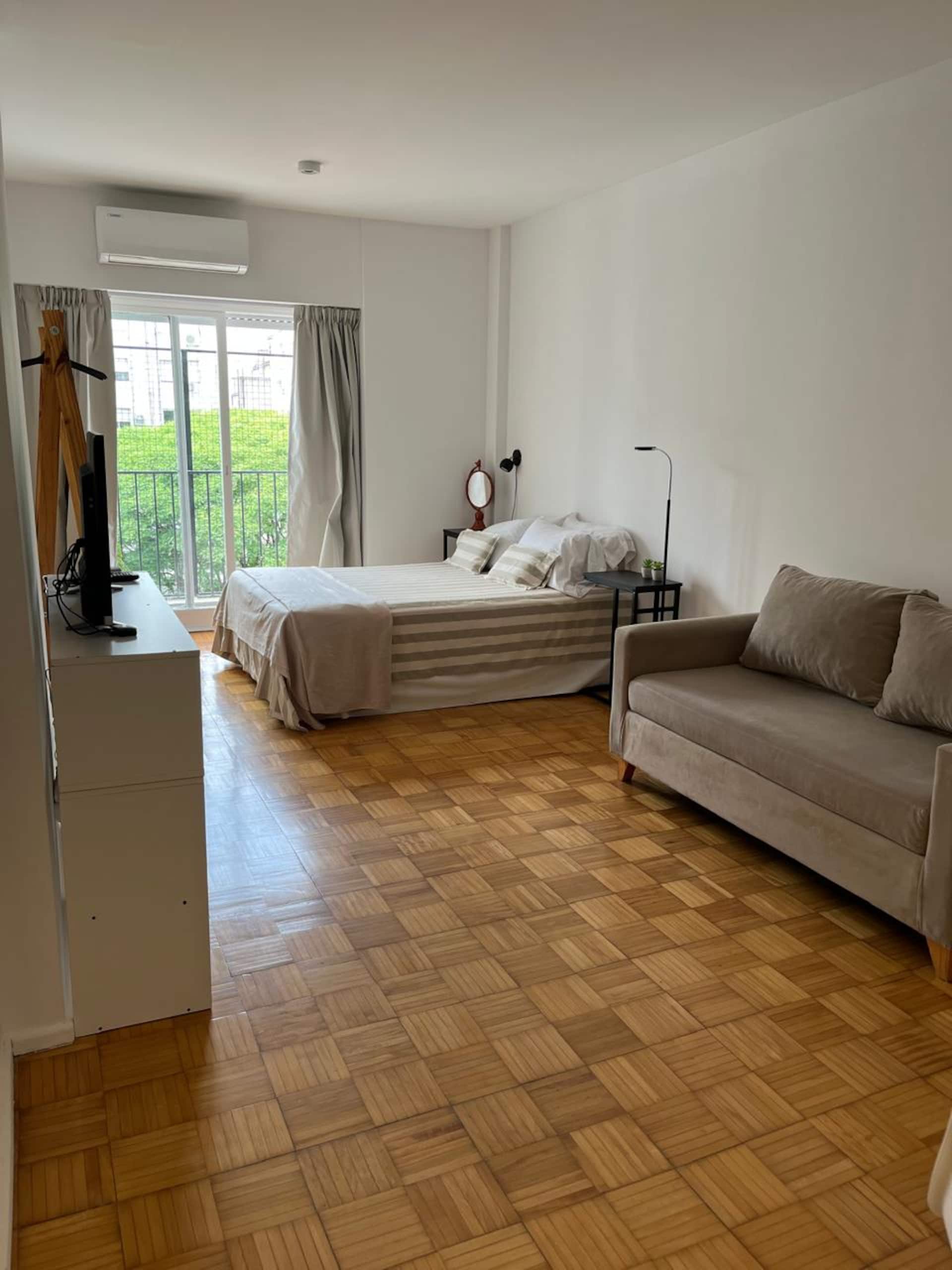 Bright studio apartment with balcony for 2