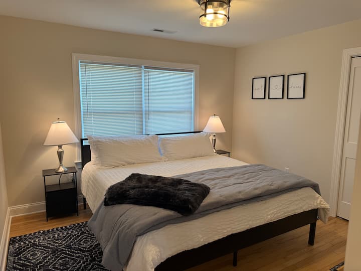 El segundo dormitorio principal tiene una cama tamaño king y mucho espacio en el armario.