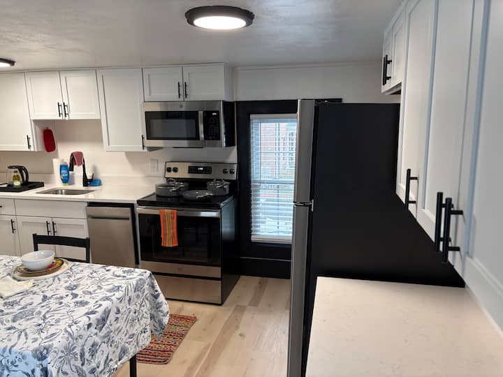 2-bedroom Apt W/ 3 Beds ~ Washer/dryer & Parking! - Dover, NH