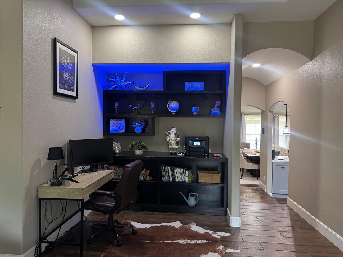 Stylish Austin Ranch |Hot Tub· Fire Pit ·Sleeps 10
