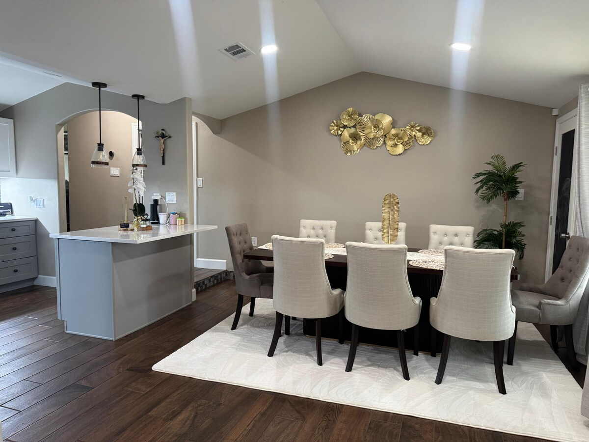 Stylish Austin Ranch |Hot Tub· Fire Pit ·Sleeps 10