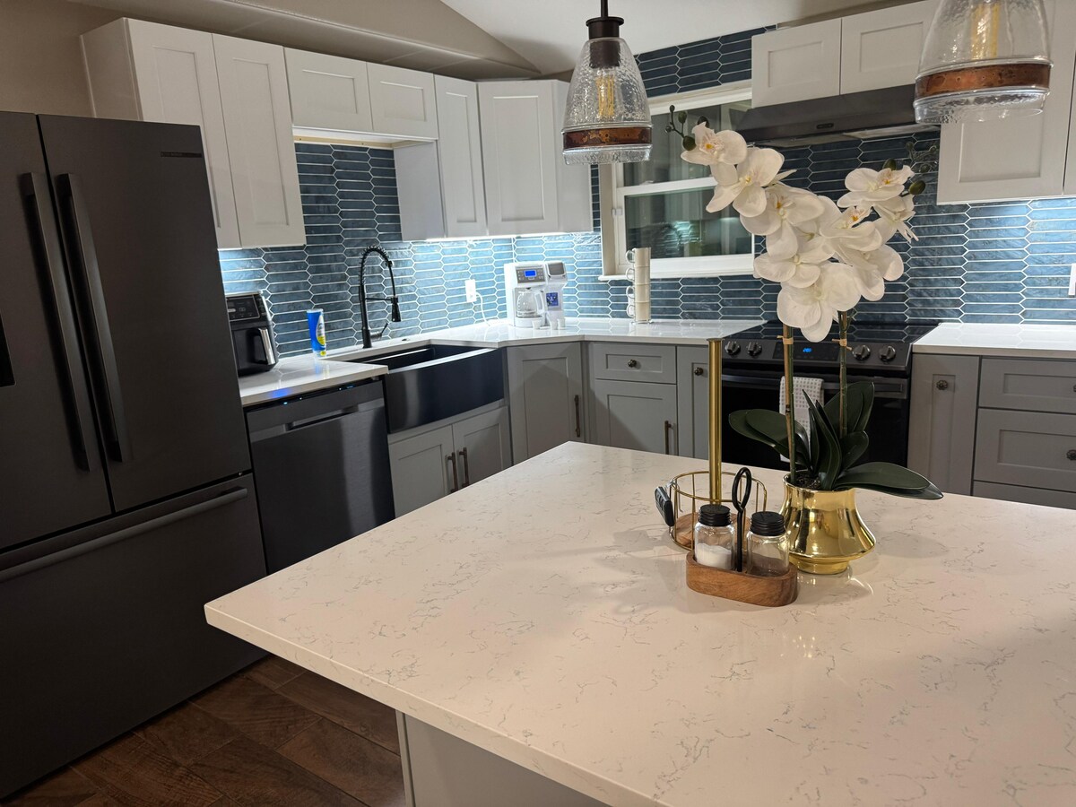 Stylish Austin Ranch |Hot Tub· Fire Pit ·Sleeps 10