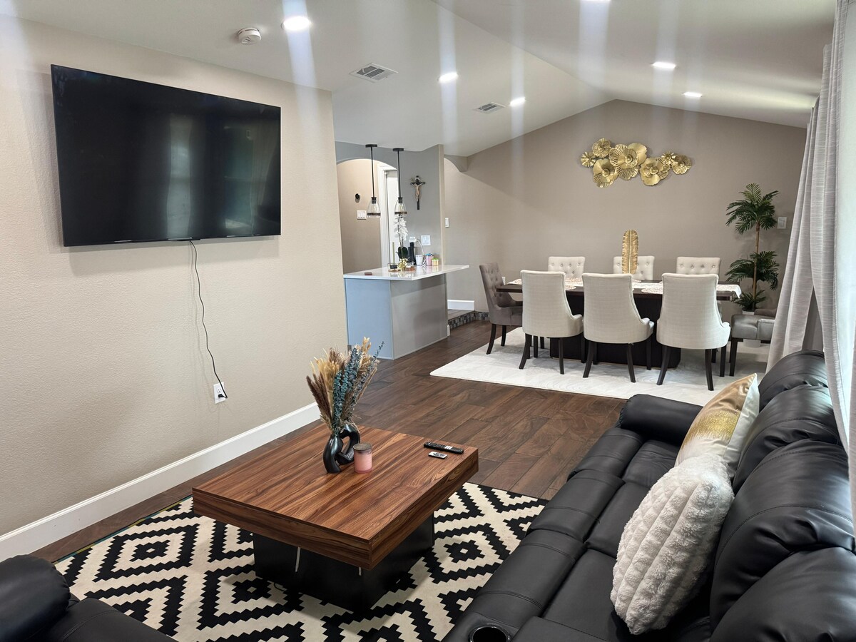 Stylish Austin Ranch |Hot Tub· Fire Pit ·Sleeps 10
