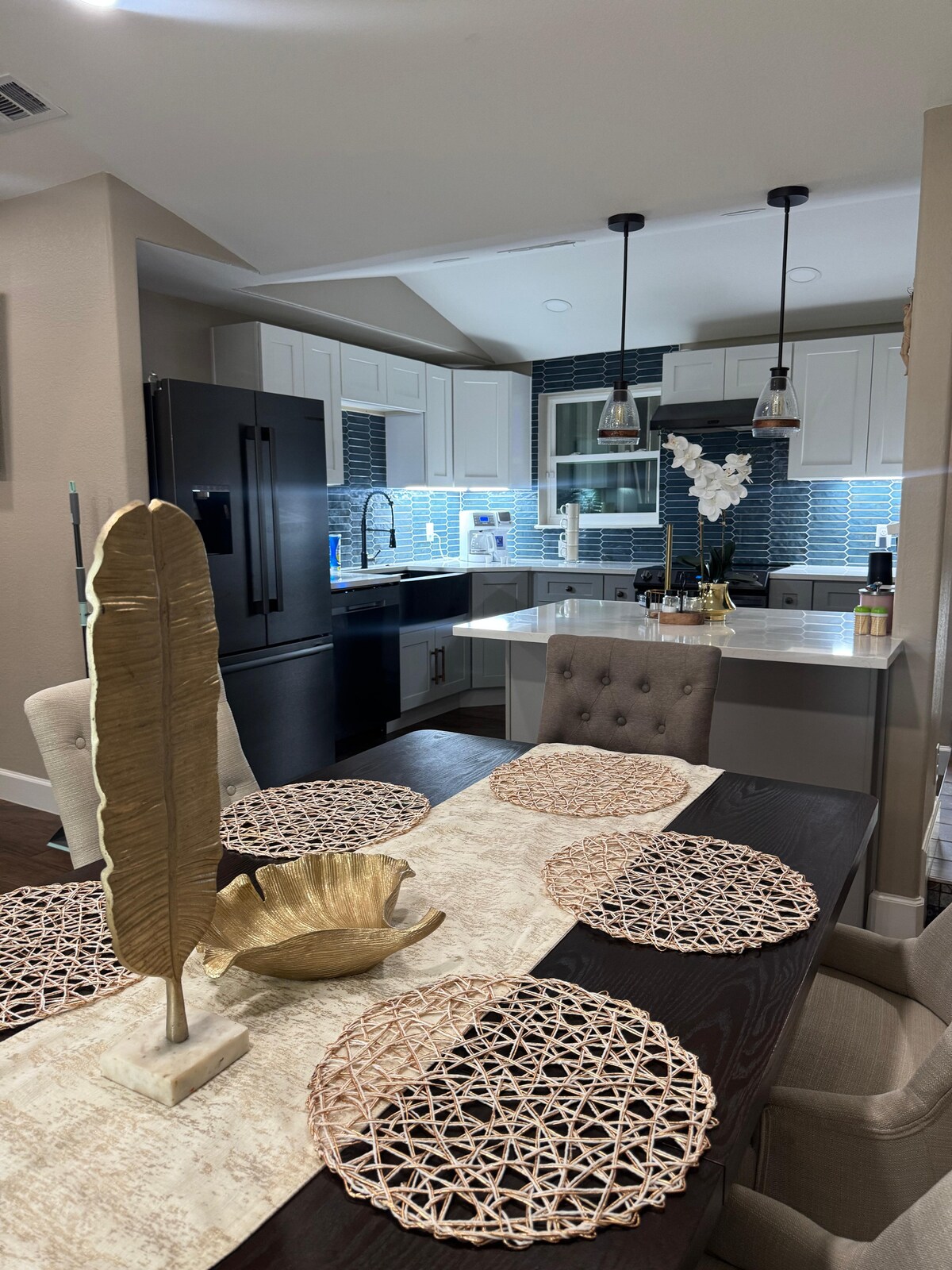 Stylish Austin Ranch |Hot Tub· Fire Pit ·Sleeps 10