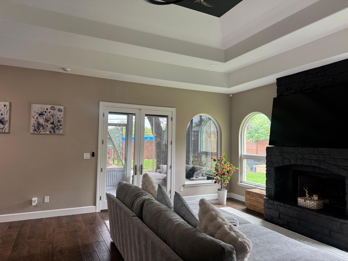 Stylish Austin Ranch |Hot Tub· Fire Pit ·Sleeps 10