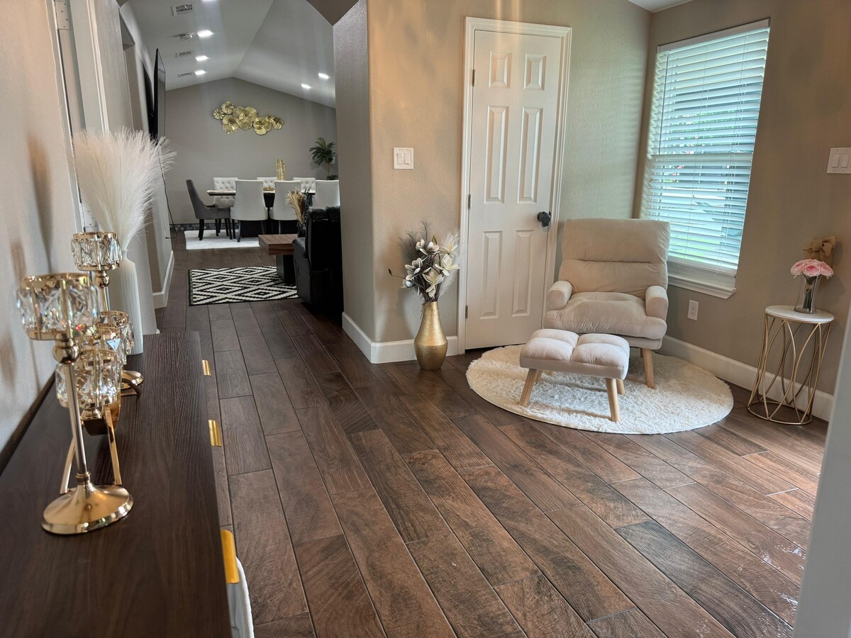 Stylish Austin Ranch |Hot Tub· Fire Pit ·Sleeps 10