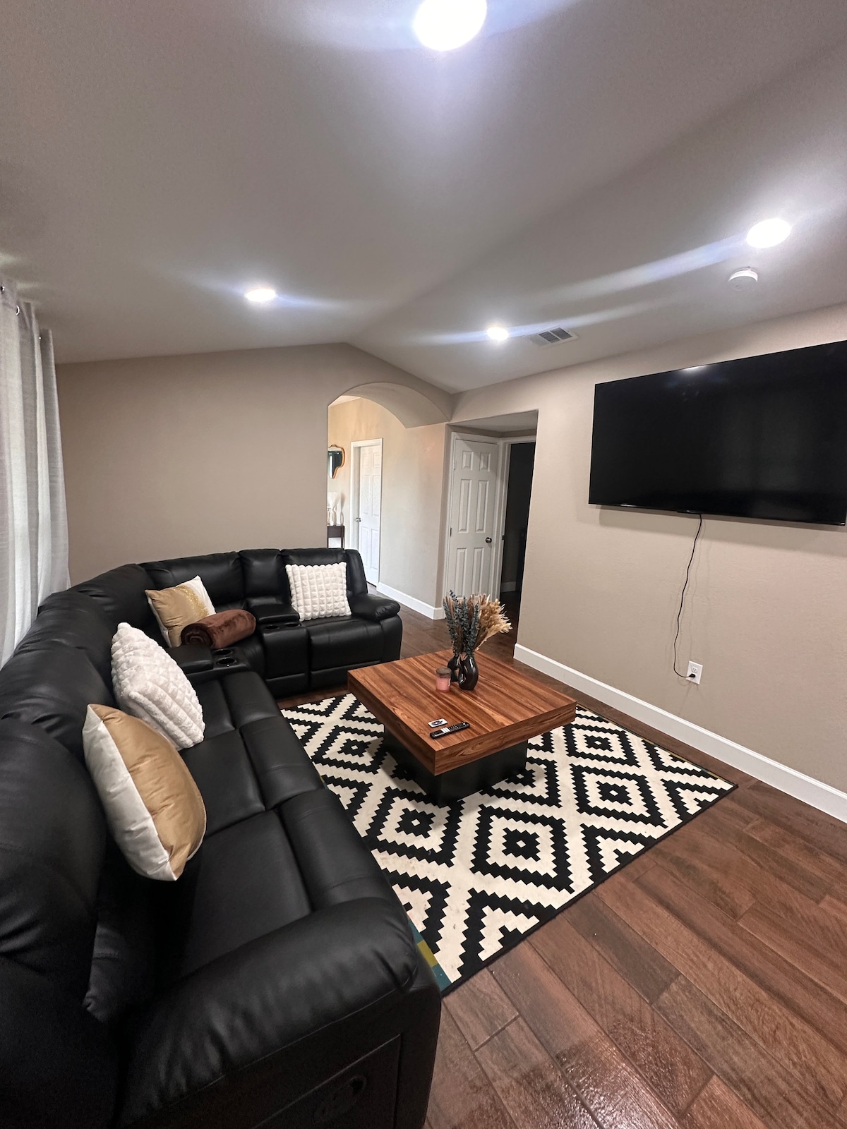 Stylish Austin Ranch |Hot Tub· Fire Pit ·Sleeps 10