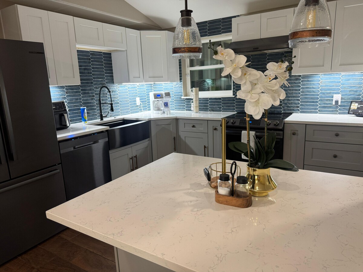Stylish Austin Ranch |Hot Tub· Fire Pit ·Sleeps 10