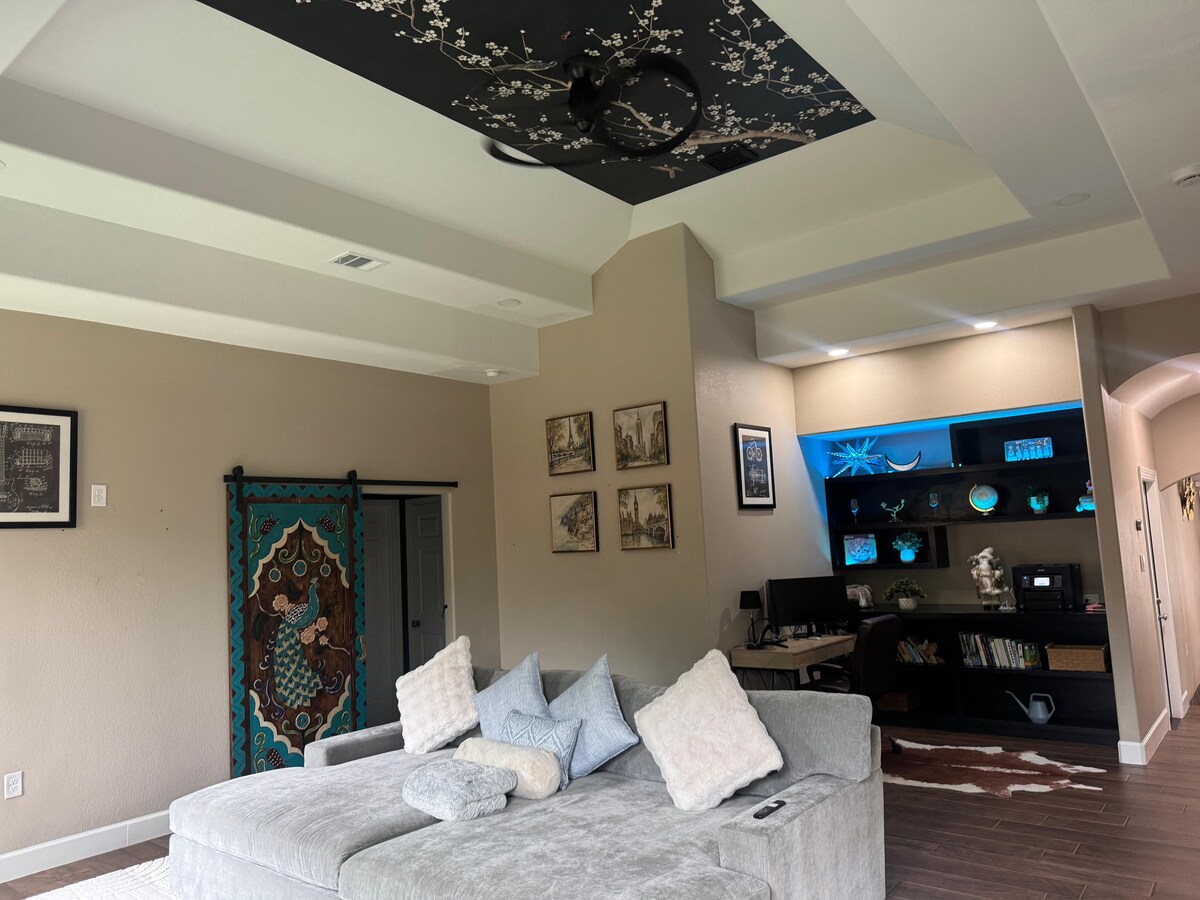 Stylish Austin Ranch |Hot Tub· Fire Pit ·Sleeps 10