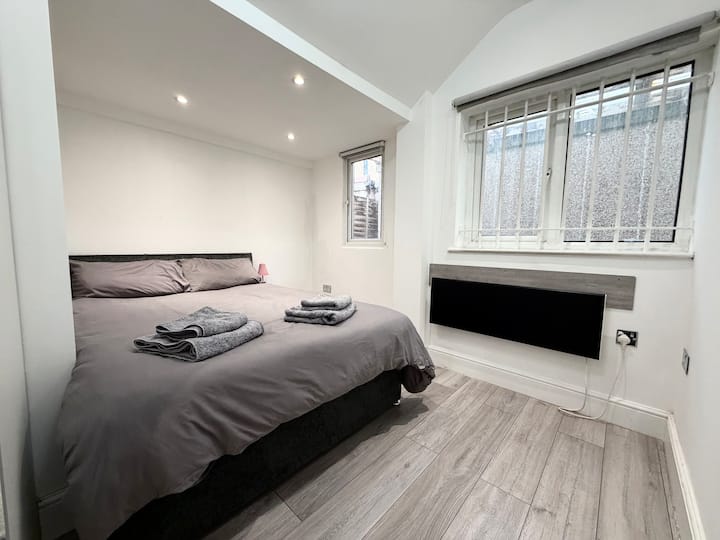 Cozy Private Bungalow With Free Parking  Sutton - 埃普索姆