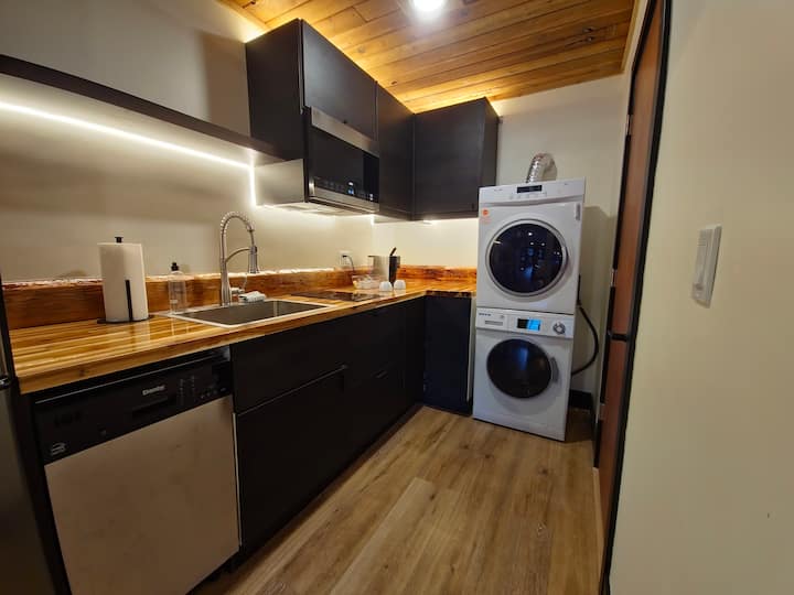 King Bedroom Suite With Kitchen In Downtown Juneau - Juneau, AK