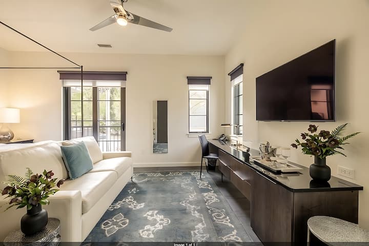 Executive Suite W/ Balcony In Nashville's West End - Nashville, TN