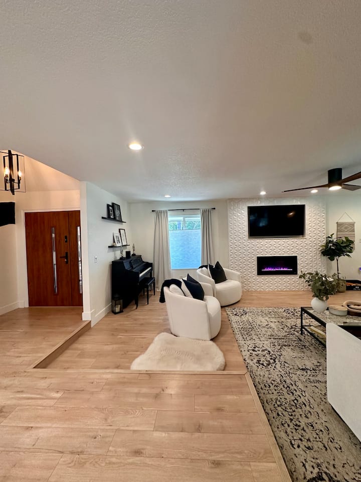 Custom Updated 4 Bedroom With Pool And Bar - Playland, Fresno