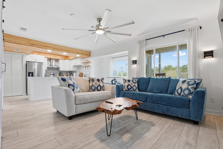 Destin Retreat • Pool, Balcony & Amenities - Destin