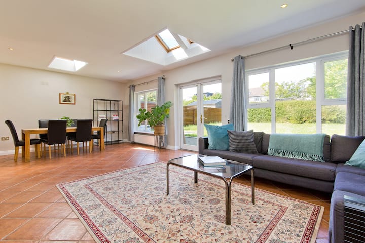 Spacious 5-bed Home Near Dublin, Luas & Airport - Dublin