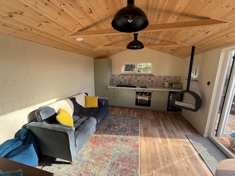 Top Airbnb: Cabin in Aviemore, dog friendly with a fire in Duthil And Rothiemurchus