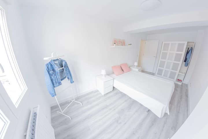Habitación Exterior Cama Grande, Ubicación Ideal - Vitoria-Gasteiz