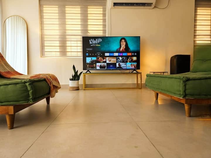 Spacious 
White Loft On Main Road - Nedumangad