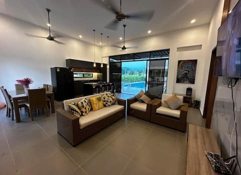 Successful Airbnb property: Private villa · 20 guests · Pool · Jacuzzi in Carmen De Apicala
