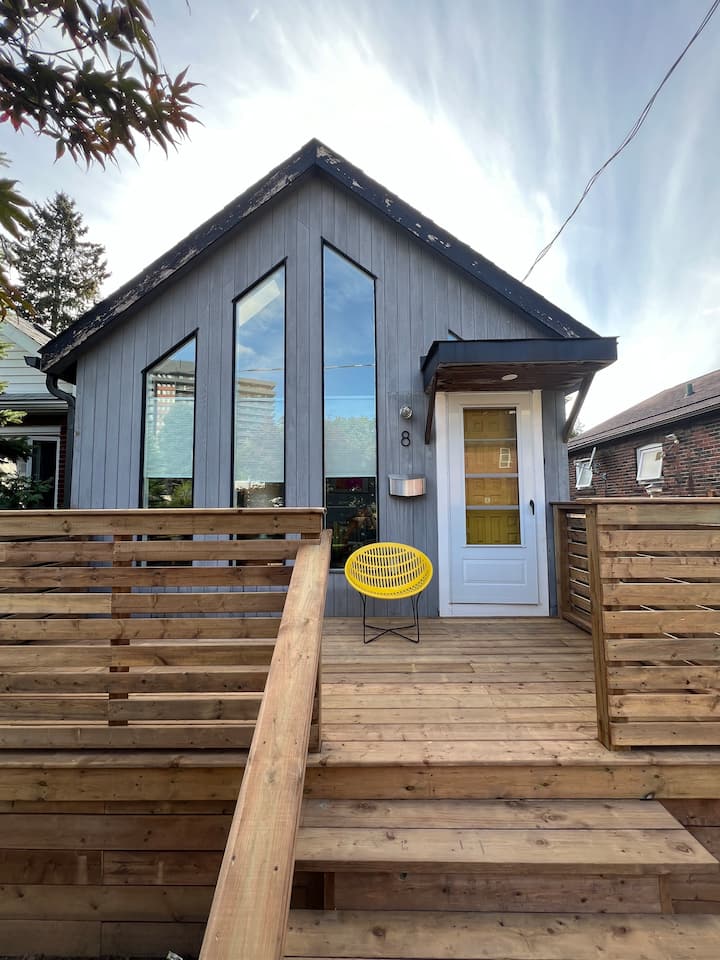 Modern Danforth Bungalow Near Subway - Toronto