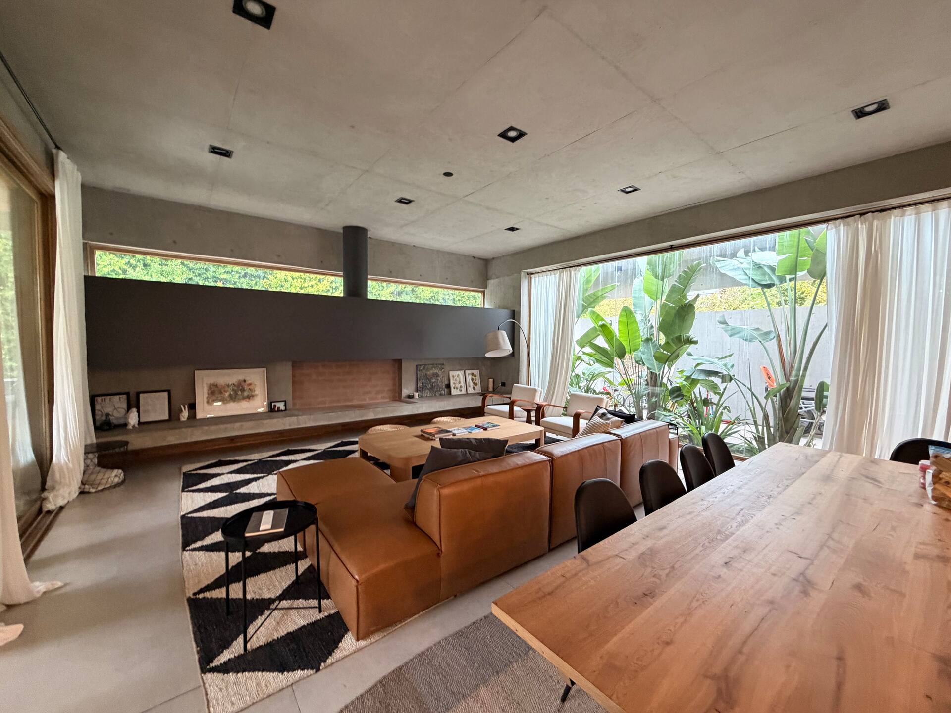 Three-bedroom apartment in Victoria (gated community)