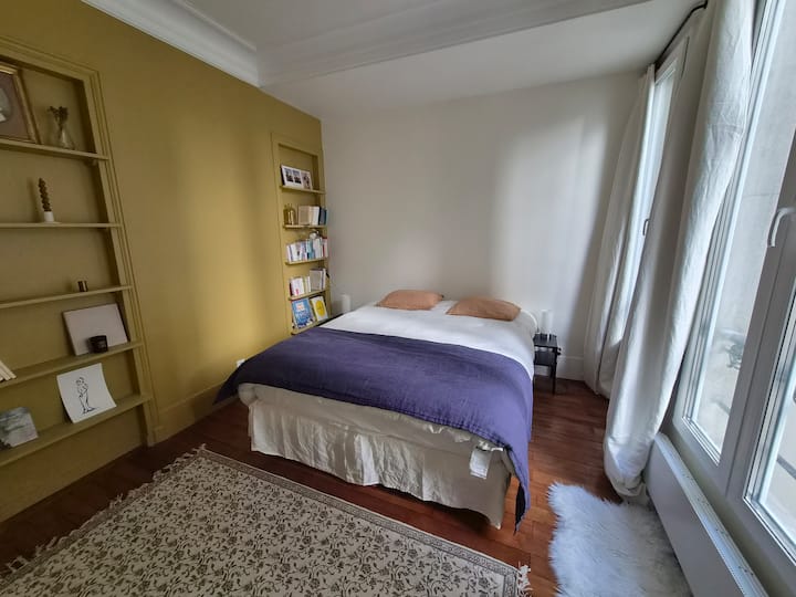 Habitación tranquila que da al patio (con persianas y cortinas opacas).
Ropa de cama nueva (comprada en 2026).
