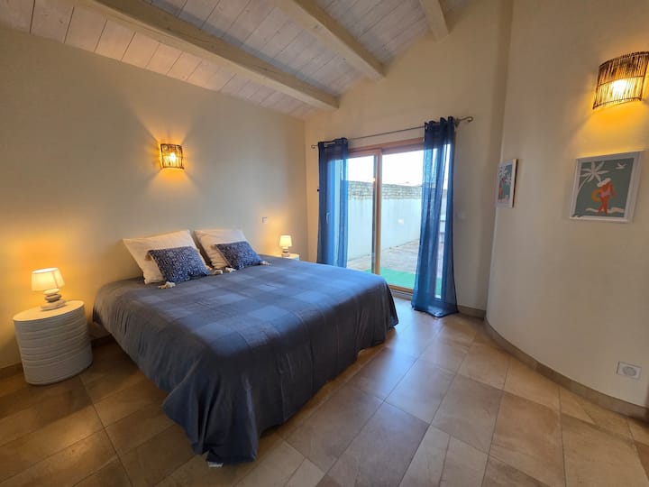 En la planta baja: primer dormitorio principal de 23 m², acceso a la terraza con jacuzzi: con una cama de matrimonio de 180 cm (o 2 camas de 90 cm), armario ropero, con baño privado (ducha)