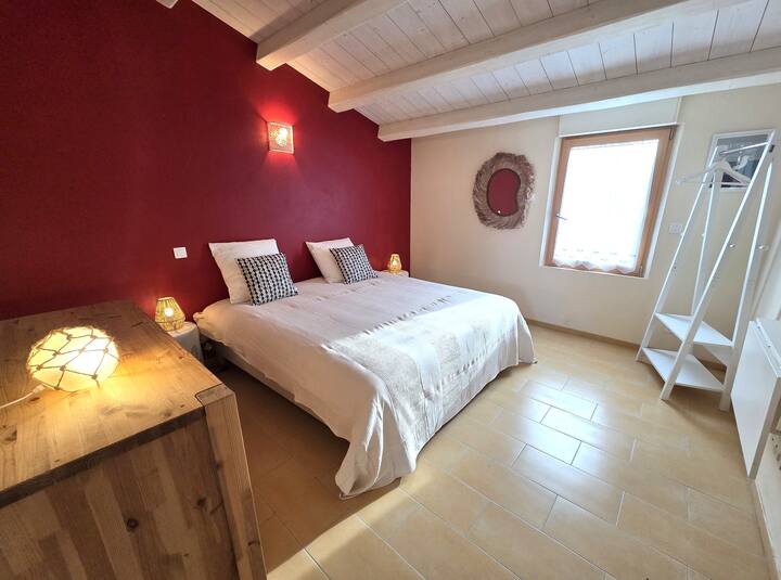 En la planta superior: un cuarto dormitorio de 14 m²: con una cama de matrimonio de 180 cm (o 2 camas de 90 cm), cómoda