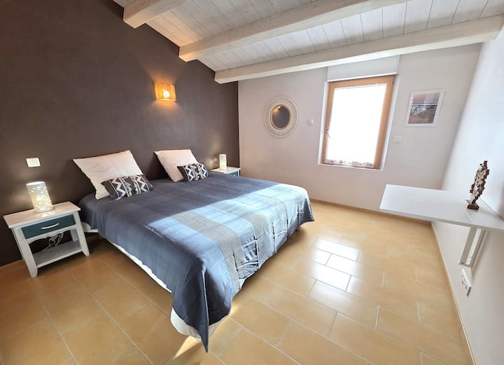 En la planta superior: un quinto dormitorio de 16 m² con una cama de matrimonio de 180 cm (o 2 camas de 90 cm) y un armario ropero