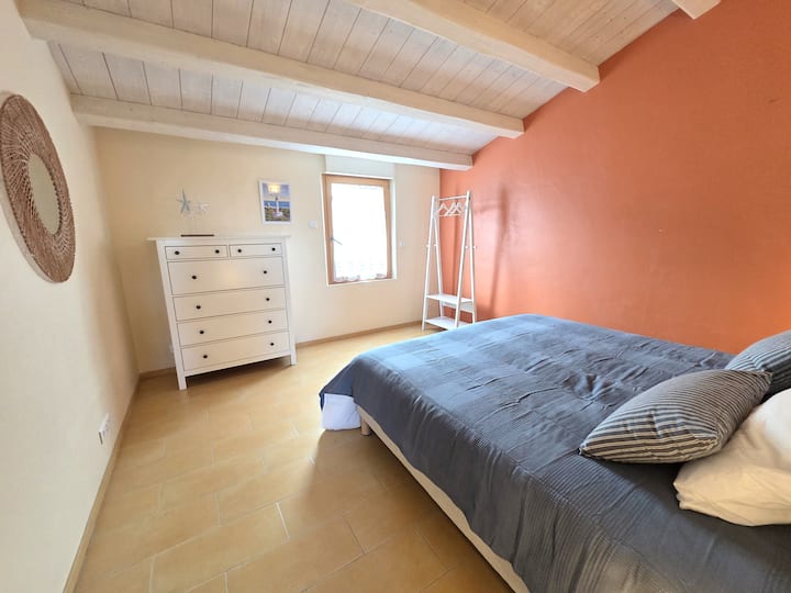 En la planta superior: un tercer dormitorio de 14 m²: con una cama de matrimonio de 180 cm (o 2 camas de 90 cm), cómoda