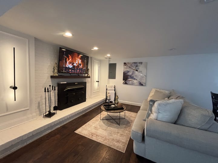 Posh Executive Retreat - Glen Burnie, MD